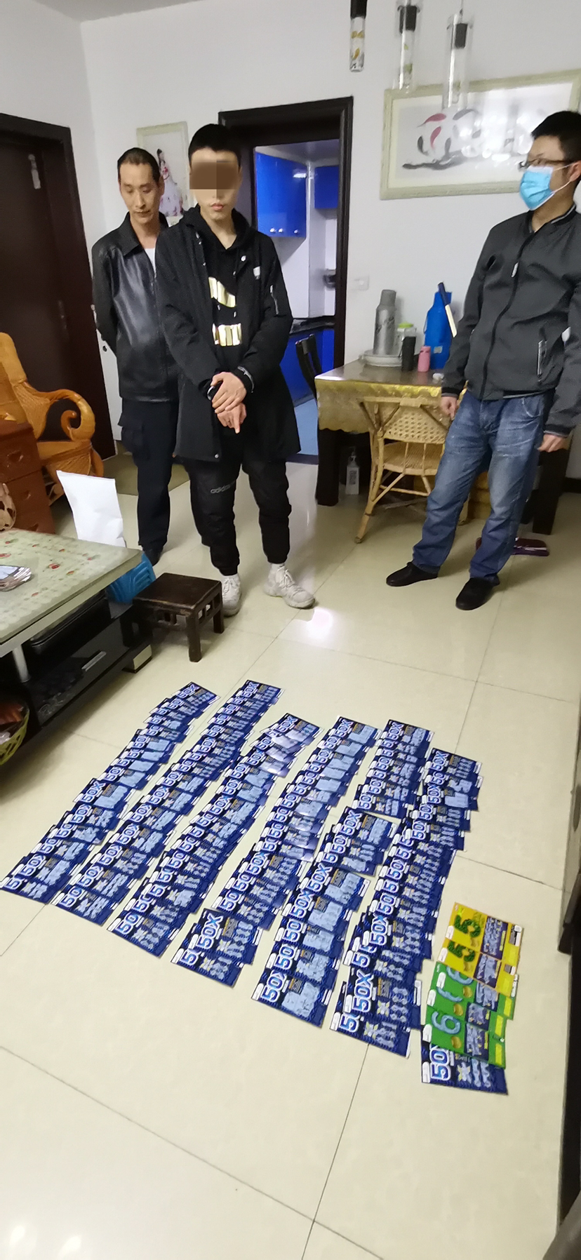 嫌疑人盗取的480张刮刮乐 警方供图 华龙网-新重庆客户端发