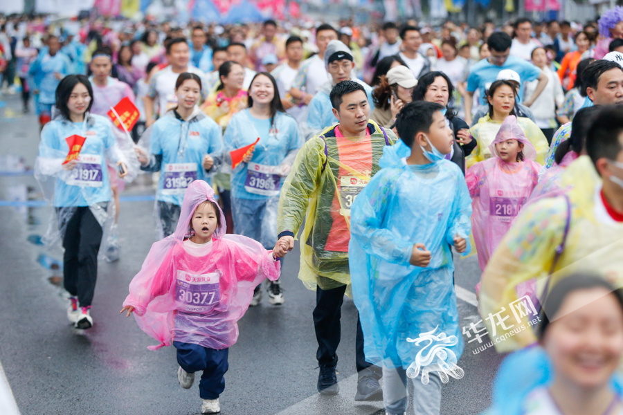 小朋友和家长一起来跑步。华龙网-新重庆客户端记者 石涛 摄