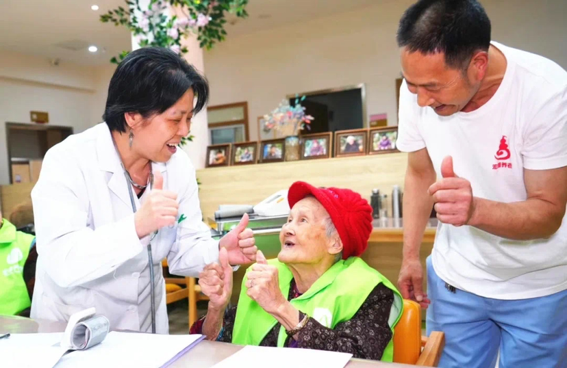 老人正在养老院内享受服务。重庆市民政局 供图 华龙网-新重庆客户端 发 老人正在养老院内享受服务。重庆市民政局 供图 华龙网-新重庆客户端 发