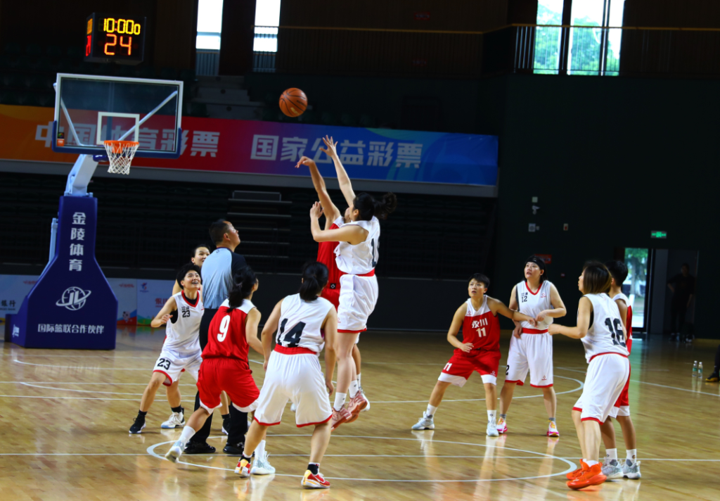 女篮比赛跳球 市六运会组委会供图 华龙网-新重庆客户端 发