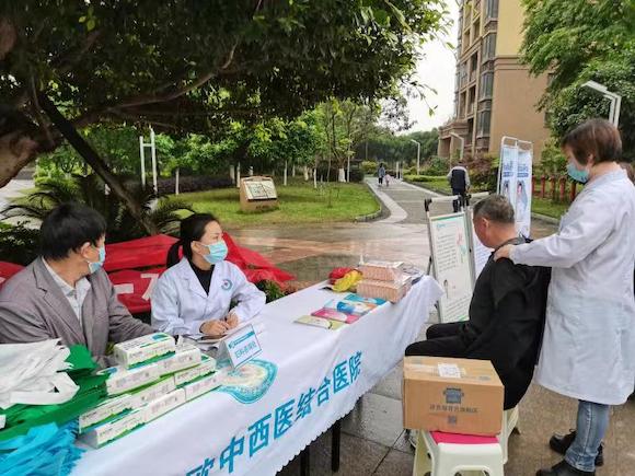 重庆高新区西永街道联合辖区社会单位、校地联盟等实施组团服务,为居民提供量血压、健康咨询等服务。通讯员 张朝凤 摄