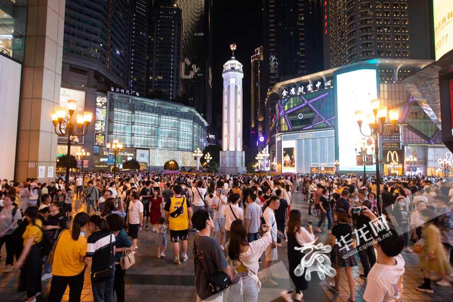01：解放碑步行街上满是游客。华龙网-新重庆客户端记者 张质 摄