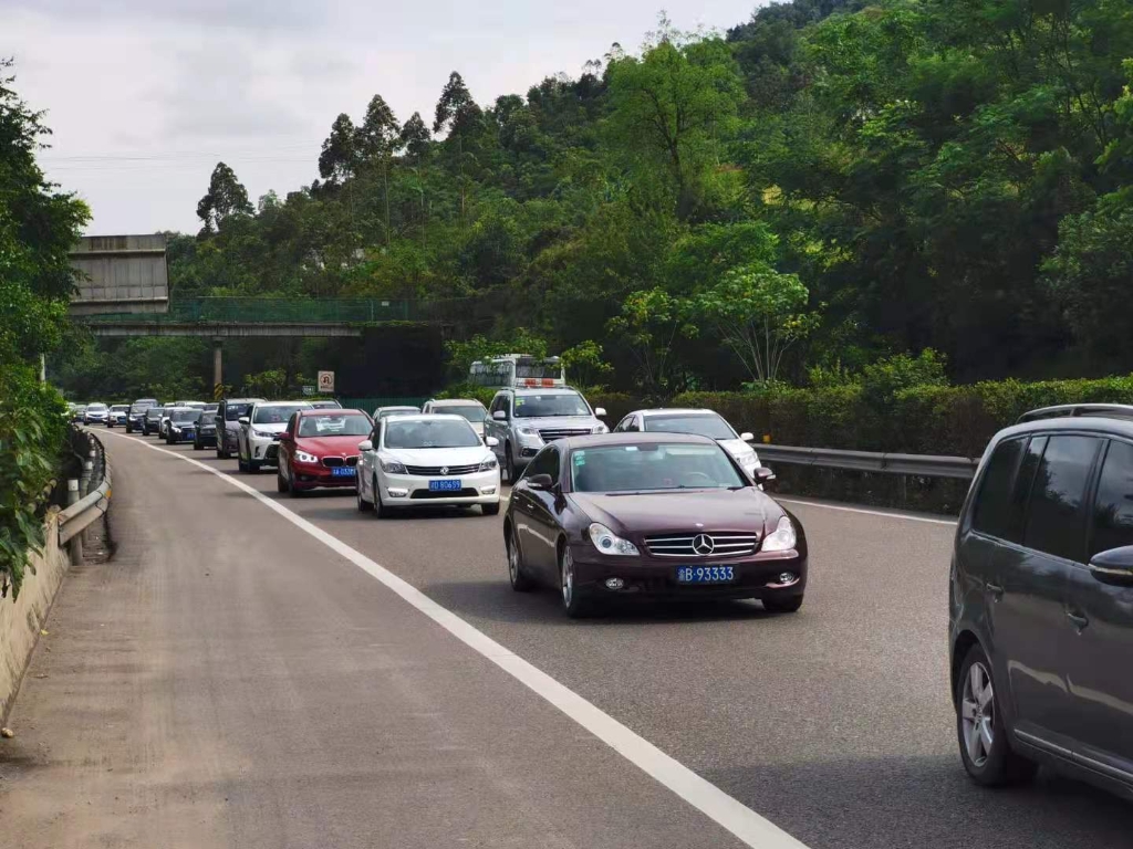 渝黔高速进城方向车流量较大。重庆高速执法部门供图 华龙网-新重庆客户端发