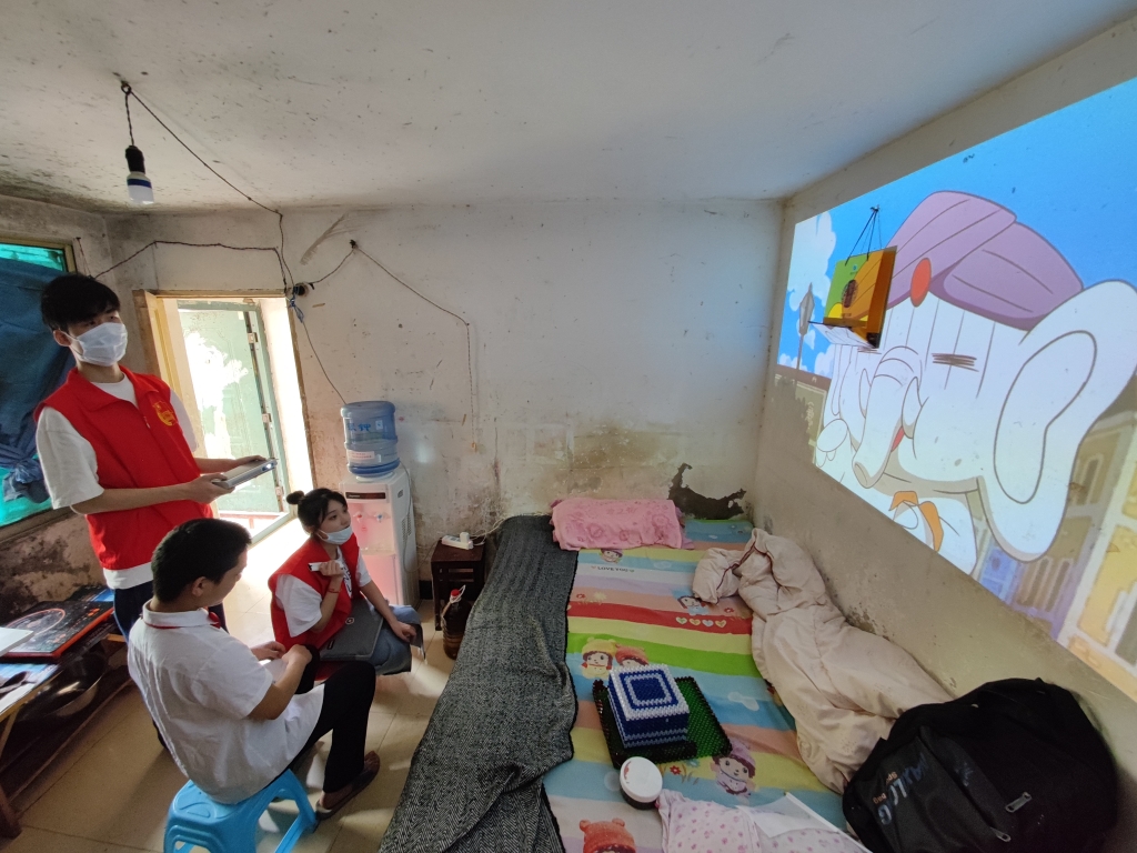 重庆大学七彩动画城团队走进贵阳市特殊儿童家中，将自制的无障碍电影进行播放。 受访者供图 华龙网-新重庆客户端发