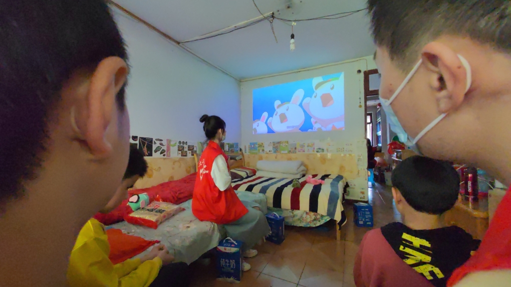 重庆大学七彩动画城团队走进贵阳市特殊儿童家中。 受访者供图 华龙网-新重庆客户端发