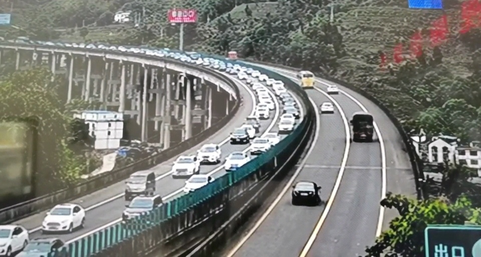 “五一”期间，重庆高速全路网总车流量达868.2万辆次。重庆高速集团供图 华龙网-新重庆客户端发