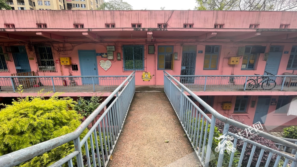 “童话街”粉色的居民楼充满了童趣。华龙网-新重庆客户端记者 王珏 摄