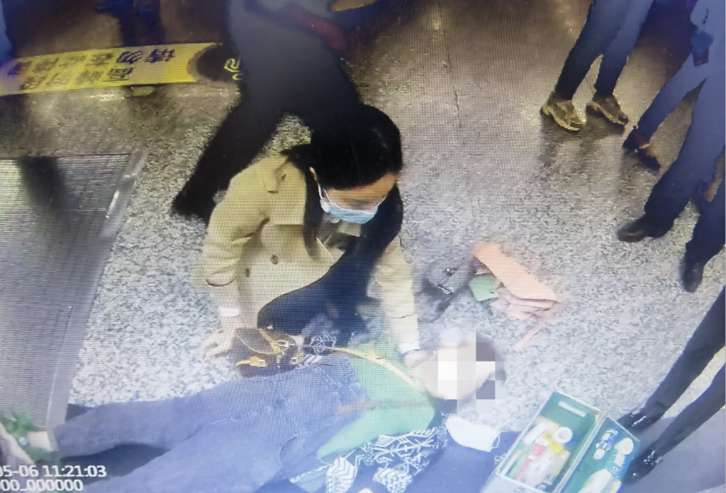 重庆一位护士小姐姐在轨道交通站救人的视频曝光。医院供图