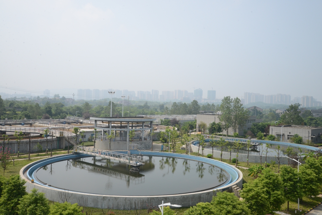 西永污水处理厂生产的再生水，为梁滩河进行生态补水，提升水质 重庆水务集团供图