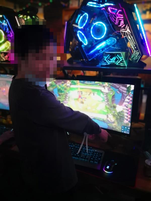 犯罪嫌疑人指认作案现场。渝北警方供图,华龙网-新重庆客户端发。