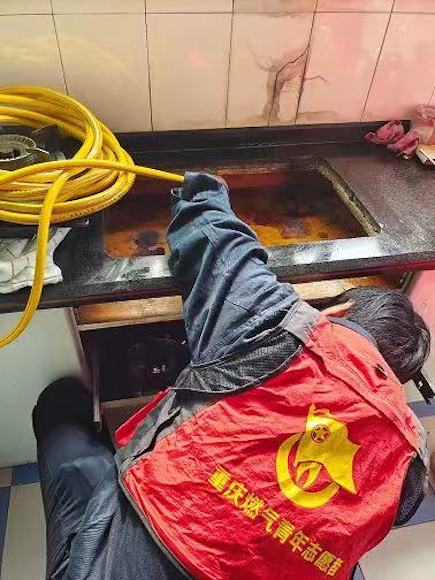 重庆燃气集团巴南公司安检员上门为用户更换软管 重庆燃气集团供图