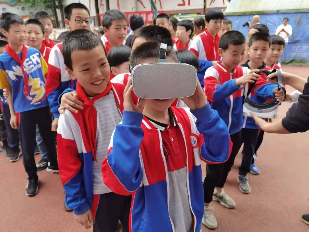 孩子们体验VR的乐趣 重庆市图书馆供图 华龙网-新重庆客户端 发 孩子们体验VR的乐趣 重庆市图书馆供图 华龙网-新重庆客户端 发