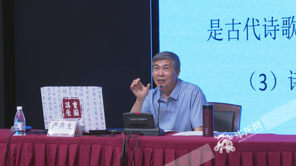 严燕生与重庆市民“面对面”交流现代诗歌朗诵技巧。 华龙网-新重庆客户端首席记者 周盈 摄