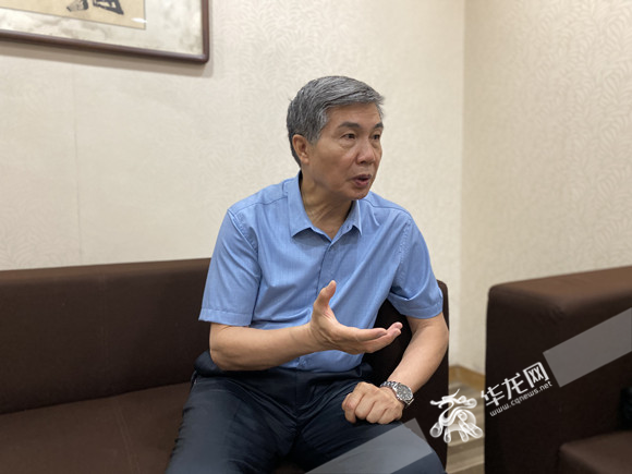 严燕生接受媒体采访。华龙网-新重庆客户端首席记者 周盈 摄