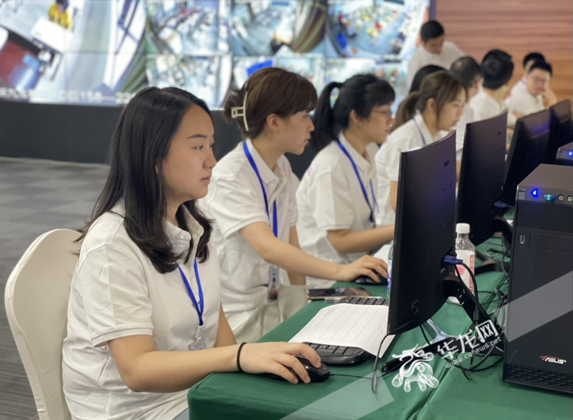 重庆市国家教育考试考务指挥中心内的涉考工作人员正在按规工作。华龙网-新重庆客户端记者 姜念月 摄