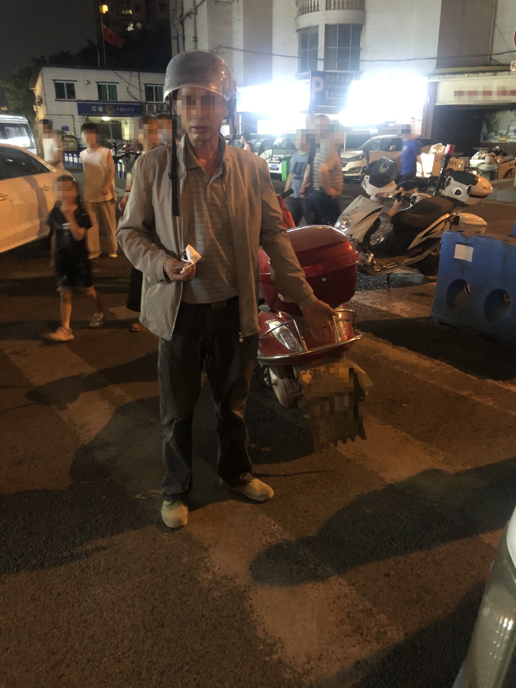 0李某指认酒驾送妻的摩托车。沙坪坝区警方供图 0李某指认酒驾送妻的摩托车。沙坪坝区警方供图