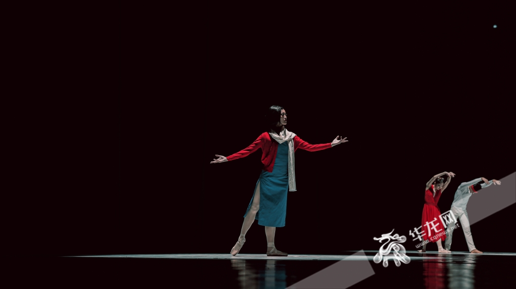 重庆首个原创芭蕾舞江姐形象为主角的《百年红梅傲雪开》公演。华龙网-新重庆客户端记者 王珏 摄
