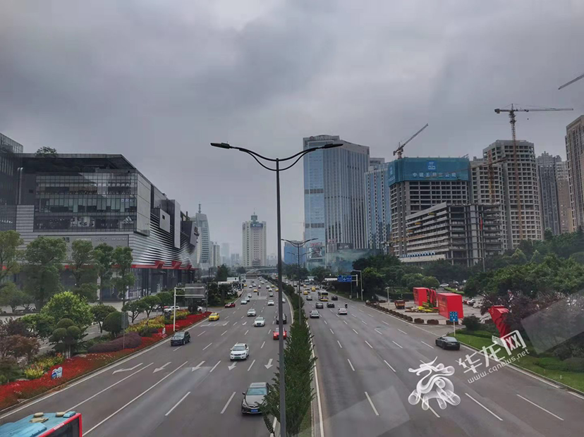 江北区红锦大道，天空云层较厚。华龙网-新重庆客户端记者 谢鹏 摄