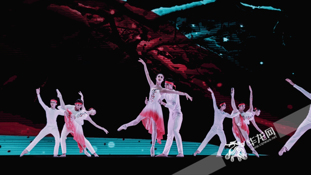《百年红梅傲雪开》为观众展现了与以往舞台形象不一样的江姐。华龙网-新重庆客户端记者 王珏 摄