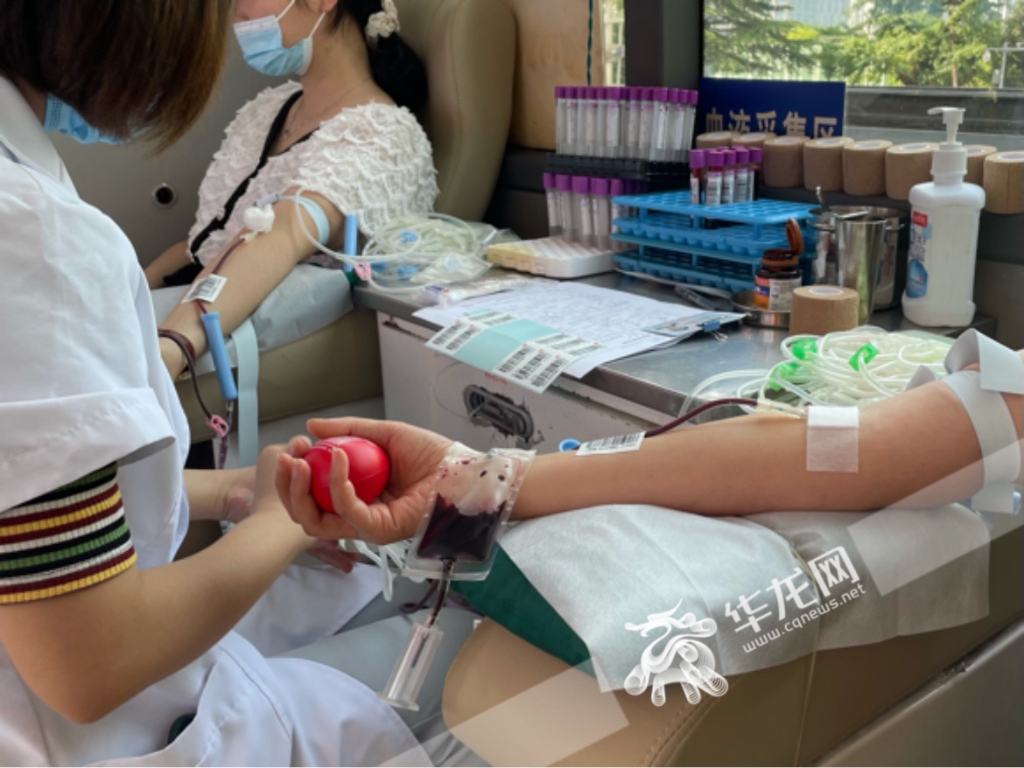 党员同志正在献血。华龙网-新重庆客户端 实习生 吴礼霜 摄