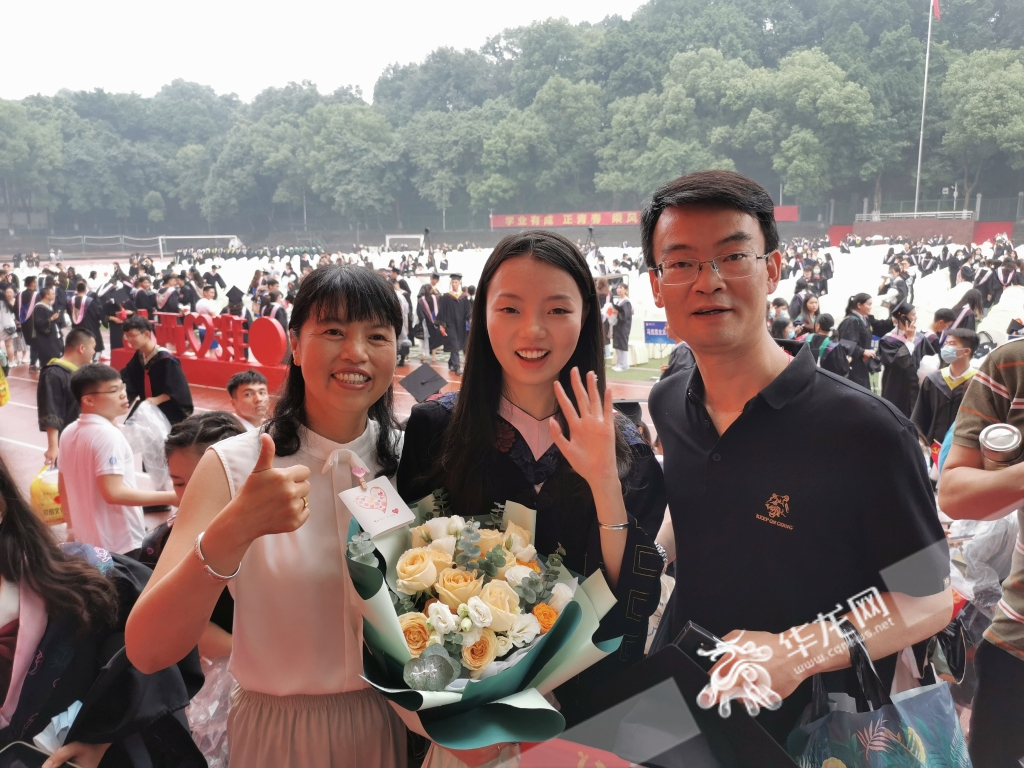 毕业生乔震杰的父母从青海赶来参加女儿的毕业典礼。华龙网-新重庆客户端记者 张质 摄