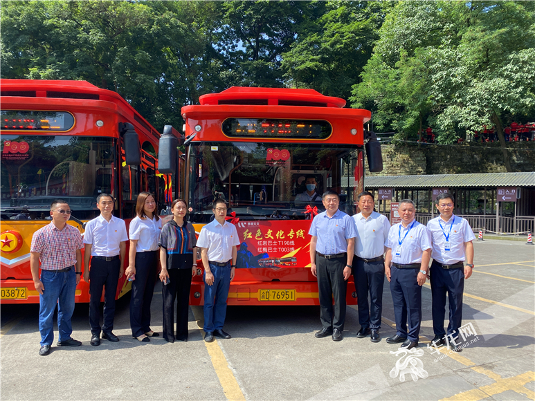 T198红岩巴士、T003红梅巴士今日发车。华龙网-新重庆客户端 刘钊 摄