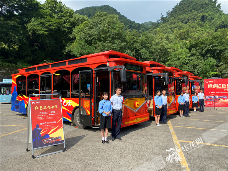 七月期间，T198红岩巴士导乘讲解员将统一着五四青年装亮相，为乘客服务。华龙网-新重庆客户端 刘钊 摄