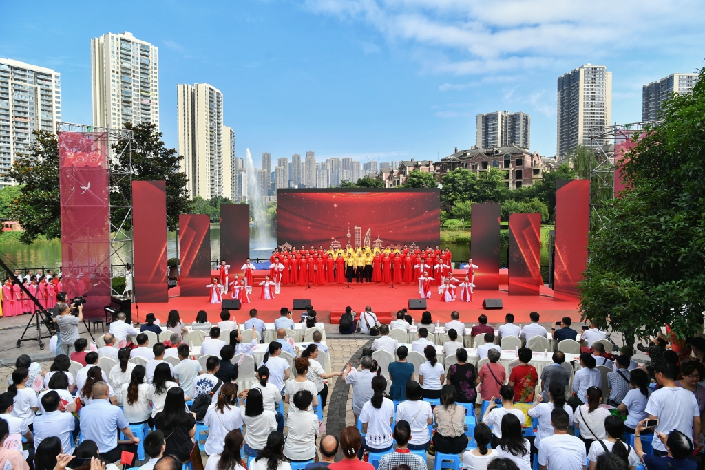 南岸区铜元局街道举行庆祝中国共产党成立100周年“永远跟党走”群众音乐会。通讯员 郭旭 摄