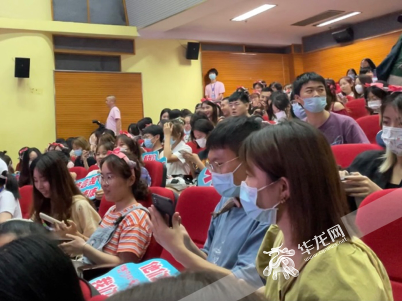 活动现场,观众反响热烈。华龙网-新重庆客户端吴礼霜摄 活动现场,观众反响热烈。华龙网-新重庆客户端吴礼霜摄