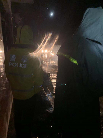 民警第一时间赶赴现场。开州警方供图 华龙网-新重庆客户端 发