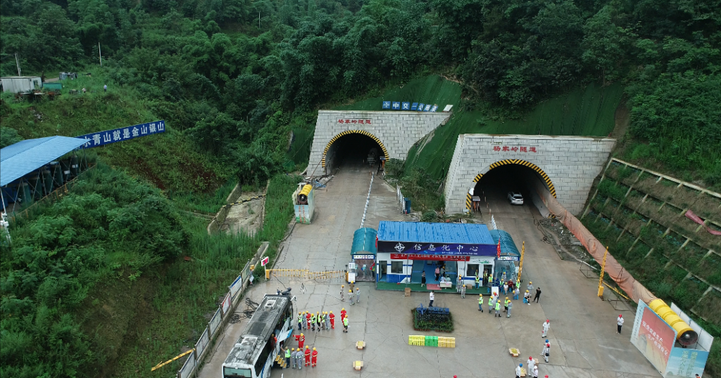 万州环线高速杨家岭隧道实现双幅贯通。通讯员 蒋茂婕 摄