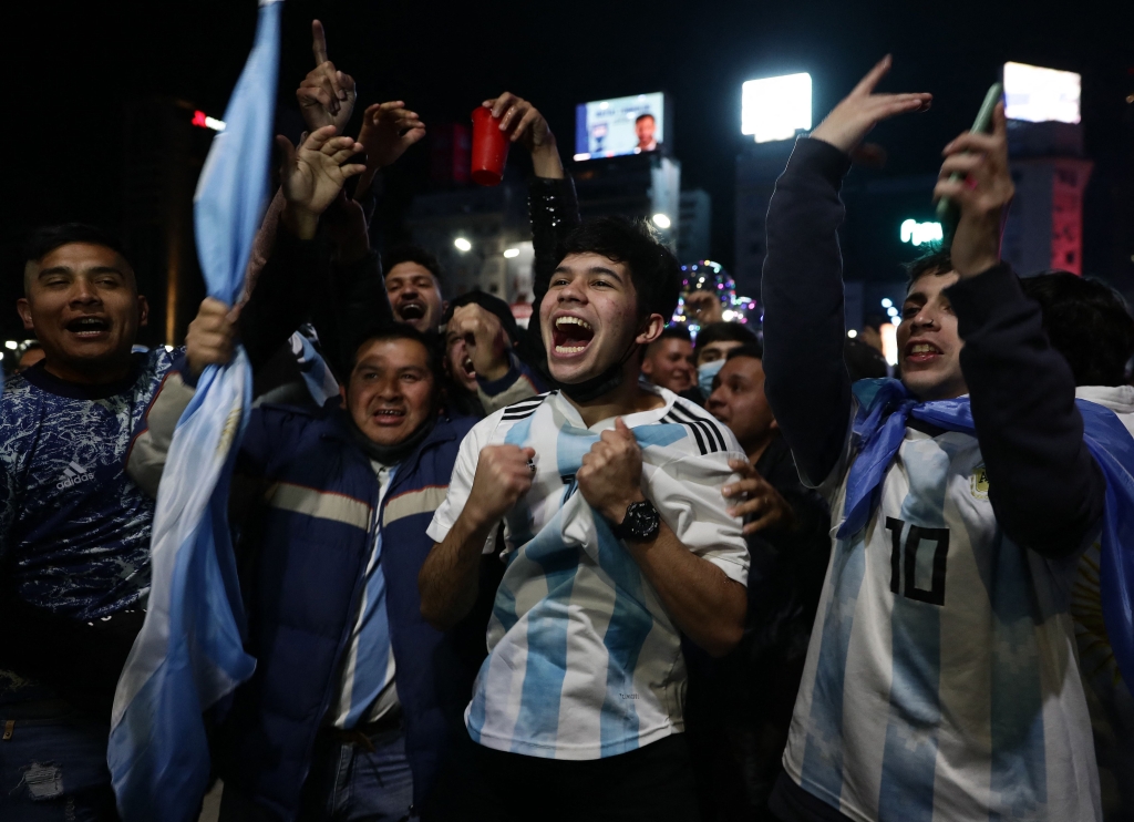 欣喜若狂，肆意庆祝的阿根廷球迷 图片来源：视觉中国