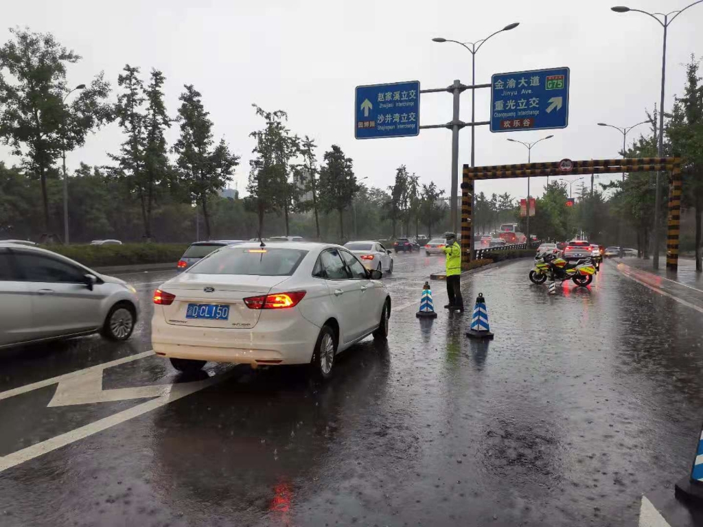 民警冒雨执勤疏导交通。两江新区警方供图 华龙网-新重庆客户端发