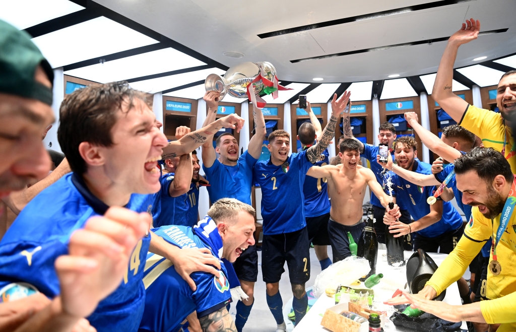 意大利球员们在更衣室疯狂庆祝 图片来源：视觉中国
