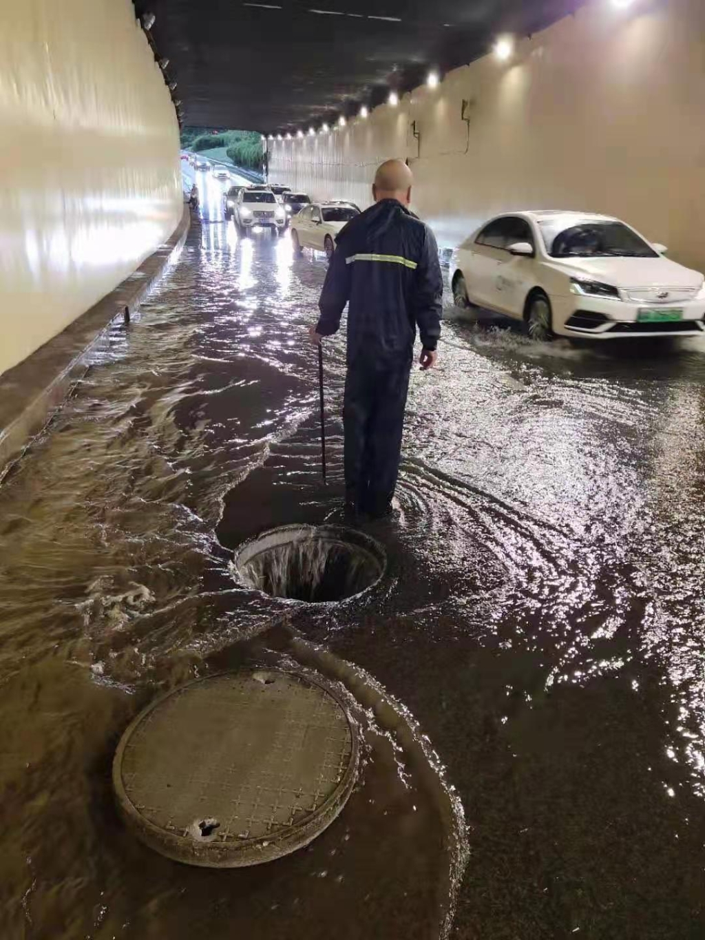 民安大道附近烂泥沟下穿道揭开水篦子排水 市住房城乡建委供图 华龙网-新重庆客户端 发