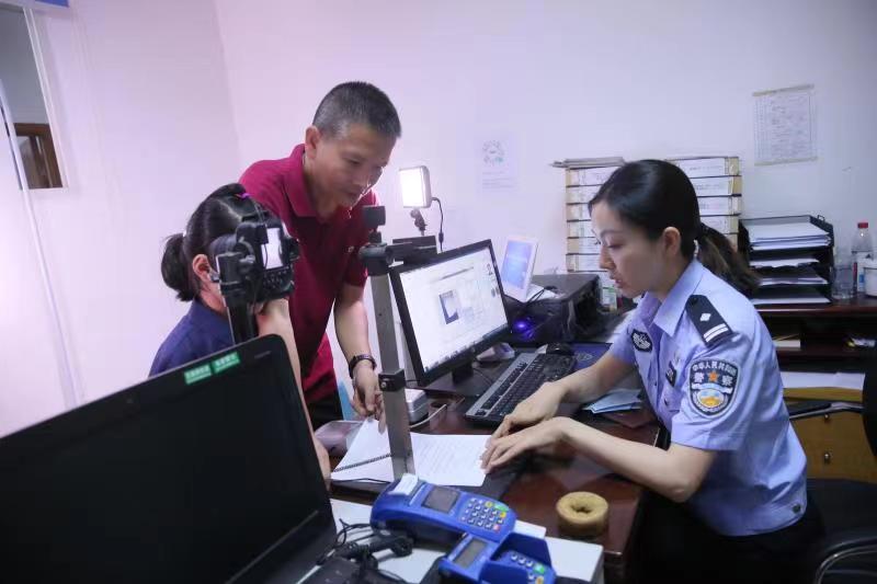 重庆江北警方办出辖区首张“跨地通办”身份证。江北警方供图 华龙网-新重庆客户端发