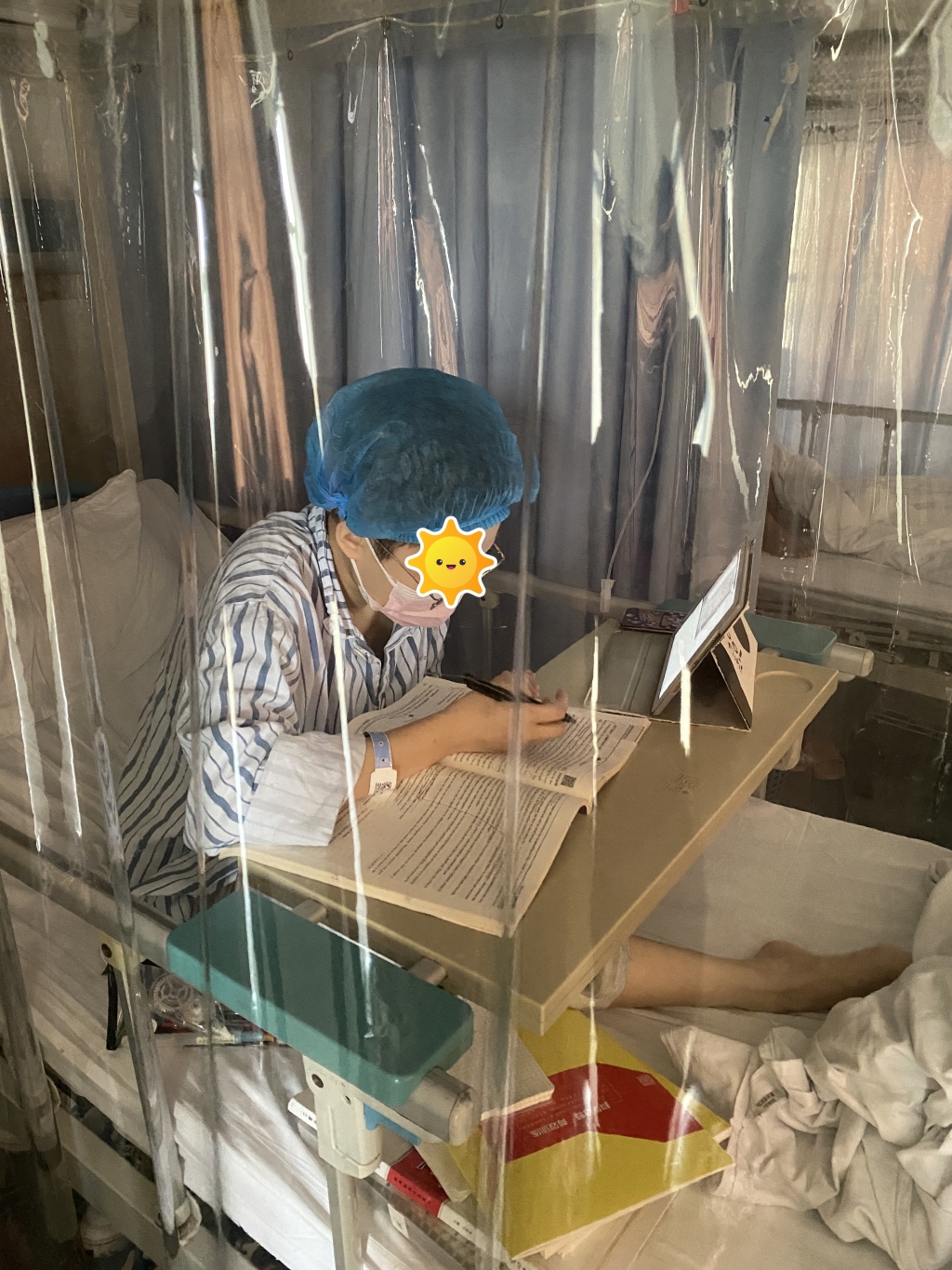 琳琳在病房学习。家属供图 华龙网-新重庆客户端发 琳琳在病房学习。家属供图 华龙网-新重庆客户端发