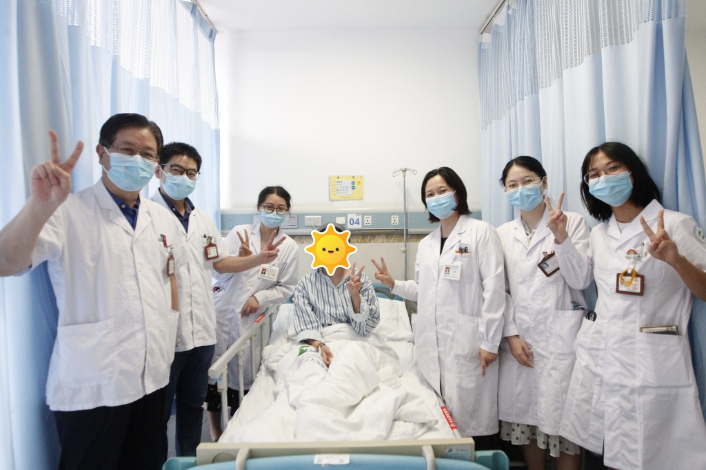 琳琳和医护人员合影。通讯员 龚小浅 摄 华龙网-新重庆客户端发 琳琳和医护人员合影。通讯员 龚小浅 摄 华龙网-新重庆客户端发