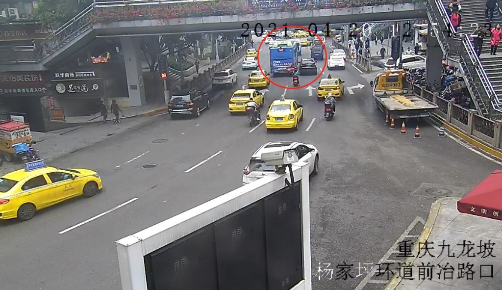 黑色越野车突然加速撞上变道公交车。九龙坡警方供图 华龙网-新重庆客户端发