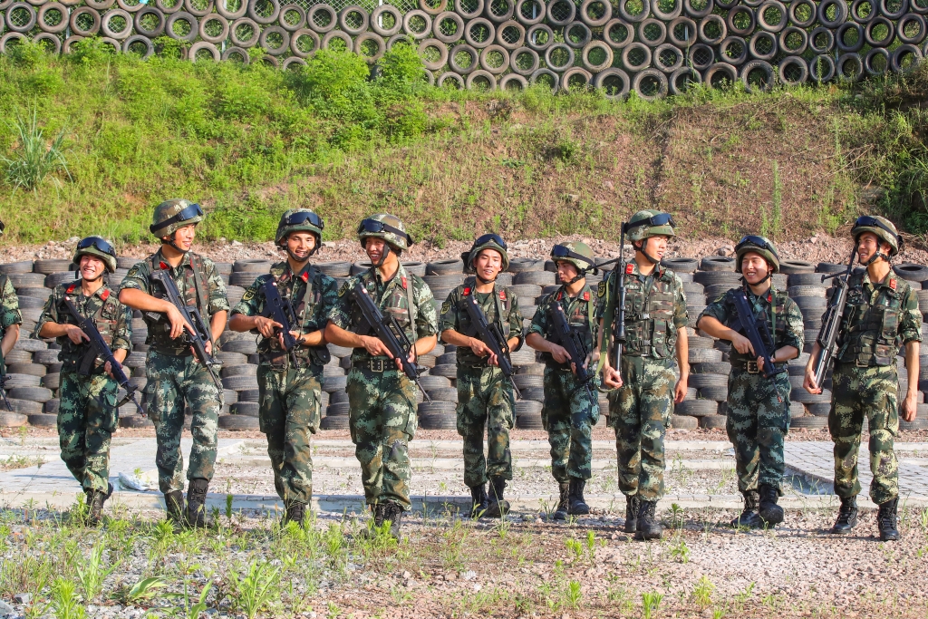 11武警官兵结束训练返回营区。通讯员 彭勇 摄