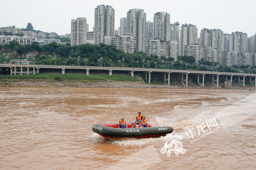 在重庆化龙桥水上交通应急基地，重庆港航水上应急人员正在进行实战培训。华龙网-新重庆客户端记者 石涛 摄