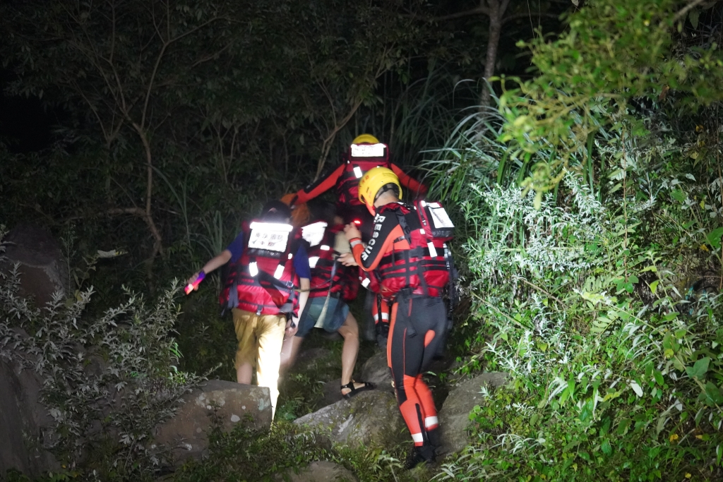 4两个女孩脱困后，被带到安全地带。丰都县消防供图 华龙网-新重庆客户端发