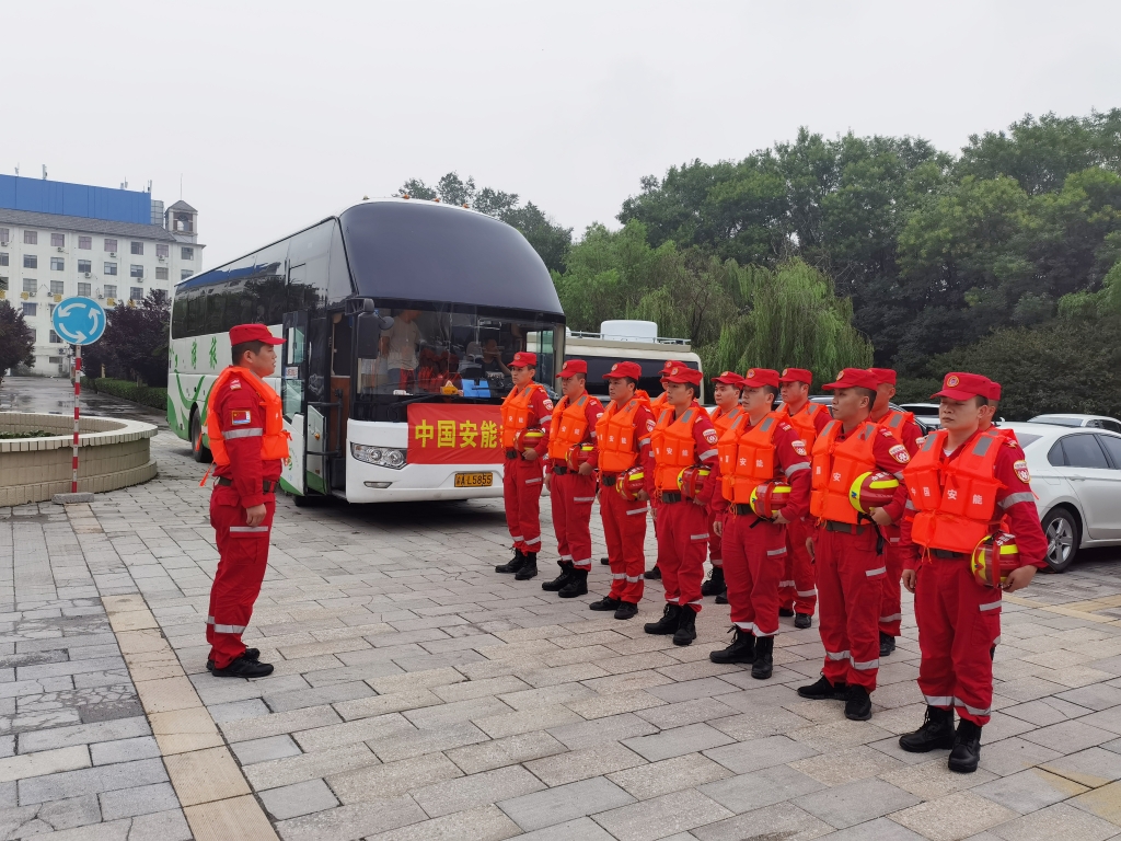 在郑州出发前往新乡前集结整装。救援队供图 华龙网-新重庆客户端 发
