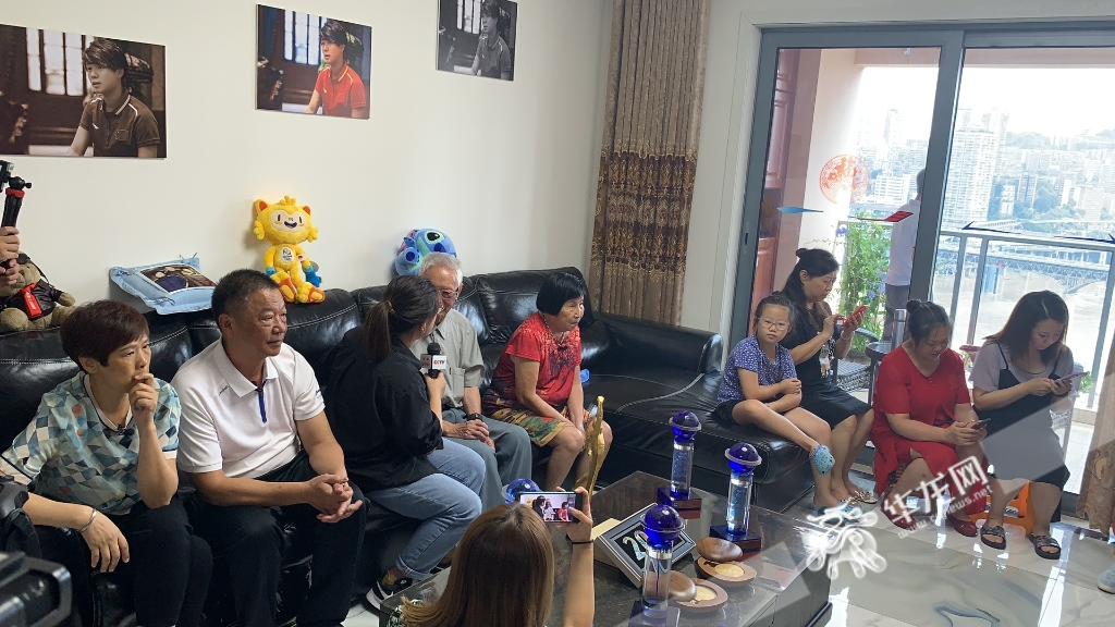 施廷懋家人一起观看比赛直播。华龙网-新重庆客户端记者 吴黎帆 摄