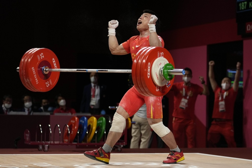 2020东京奥运会男子举重67公斤级决赛中，谌利军夺得金牌。图片来源：视觉中国