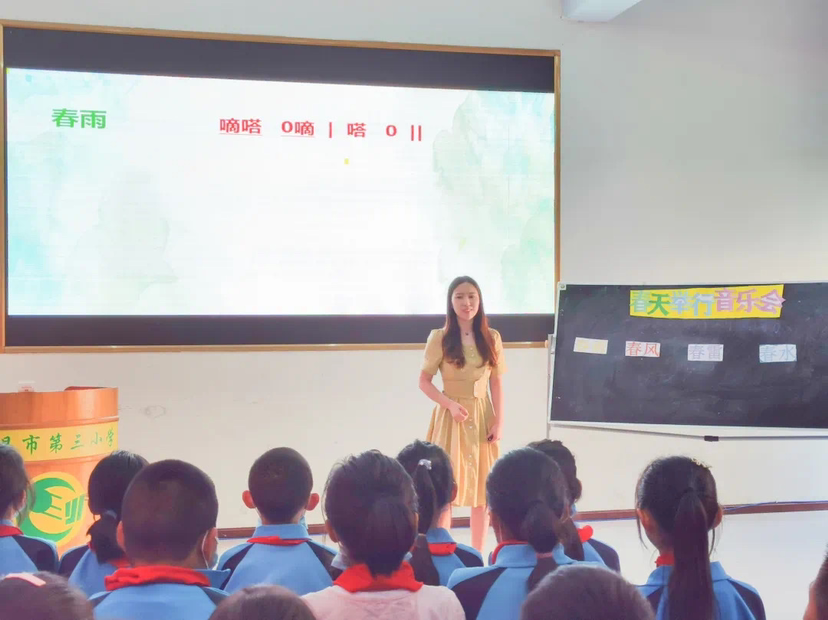 杨逸正在给孩子们上课。渝北区教委 供图 华龙网-新重庆客户端 发