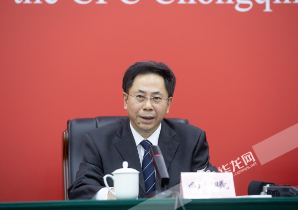市国资委党委副书记向曦介绍相关情况。华龙网-新重庆客户端记者 张质 摄