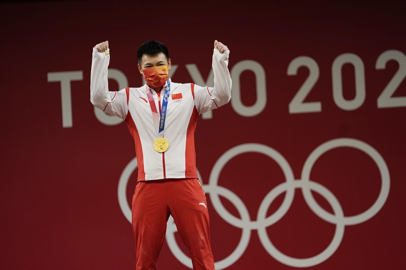2021年7月25日，日本，2020东京奥运会举重男子67公斤级决赛及颁奖仪式。