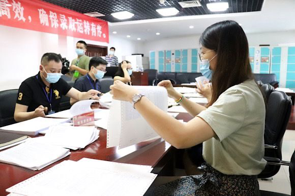 高考录取的文秘宣传工作组。资料图