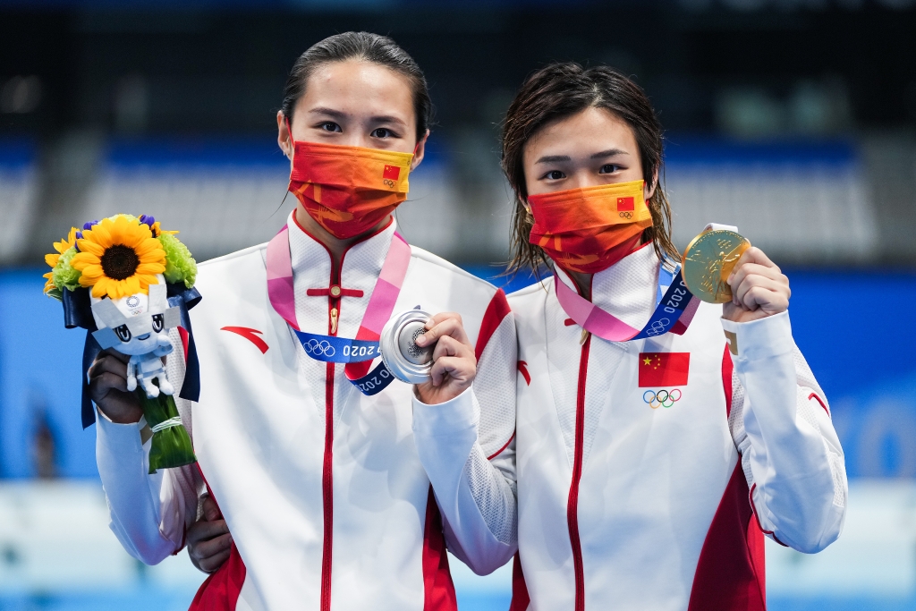 2020东京奥运会跳水女子个人3米板决赛，施廷懋（右）夺金王涵（左）摘银。图片来源：视觉中国